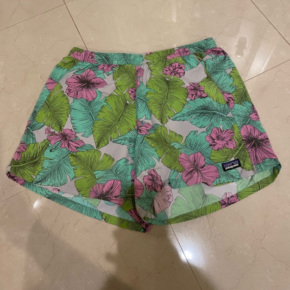 Women’s Patagonia Baggies in Hawaiian print, size M - Picture 1 of 2